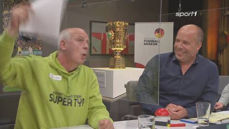 Der Fantalk liefert immer wieder schöne Fußball-Geschichten. Mario Basler flippt völlig aus und Stefan Effenberg will Hansi Flick anrufen. Die schönsten Momente 2021!