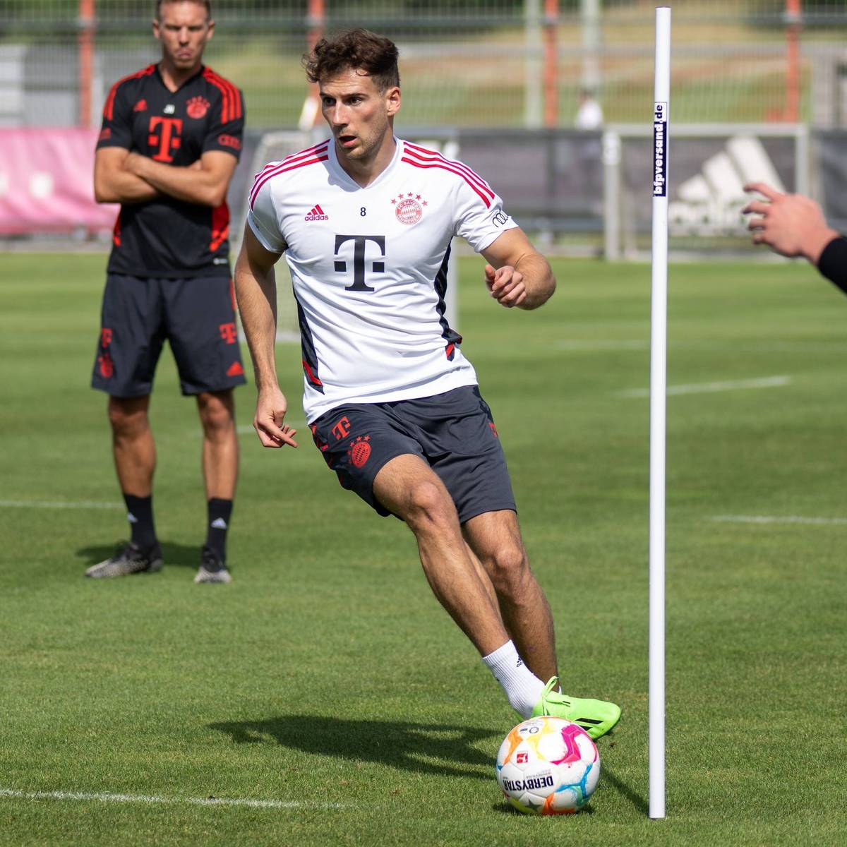 Der FC Bayern freut sich über die Rückkehr von Leon Goretzka. Der Nationalspieler macht nach seiner Knie-OP einen wichtigen Schritt.