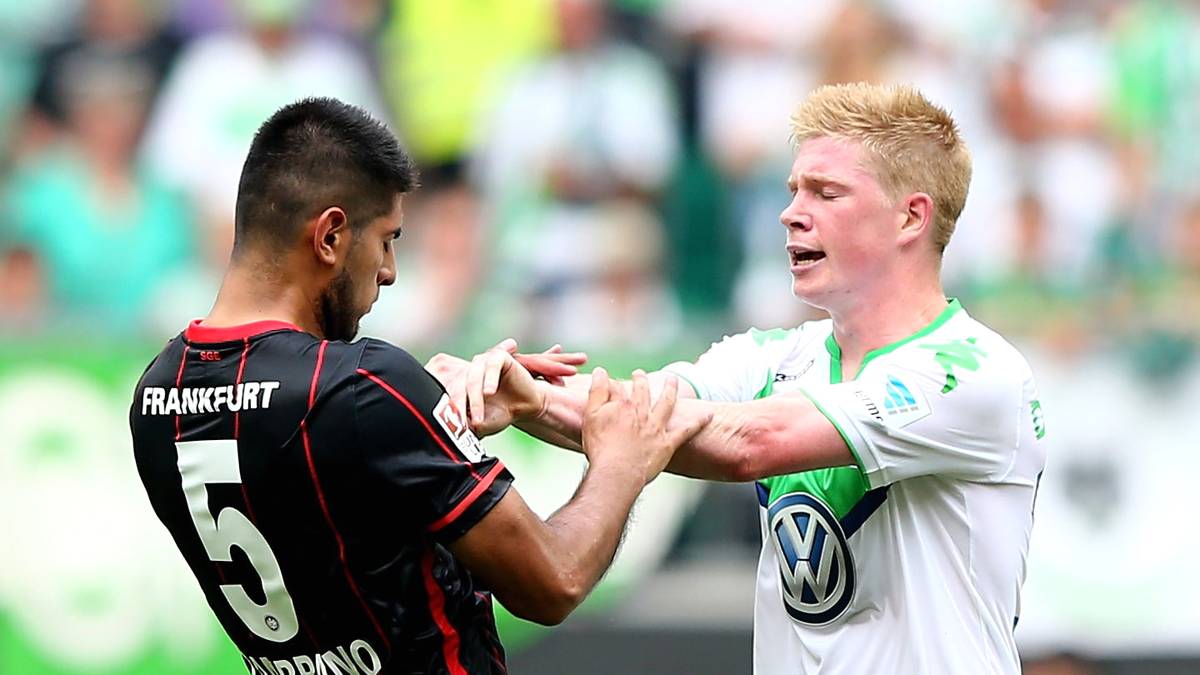 Der Fußballer des Jahres Kevin De Bruyne gerät mit Carlos Zambrano aneinander, der Frankfurter geht in der Defensive gewohnt robust zu Werke