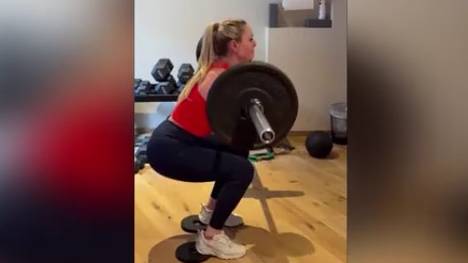 Lindsey Vonn hat sich in der vergangenen Woche das Kreuzband gerissen. Die achtfache Goldmedaillengewinnerin will allerdings trotzdem bei Olympia an den Start gehen. Jetzt hat sie neue Trainingsvideos veröffentlicht, die den aktuellen Zustand ihres Knies zeigen.