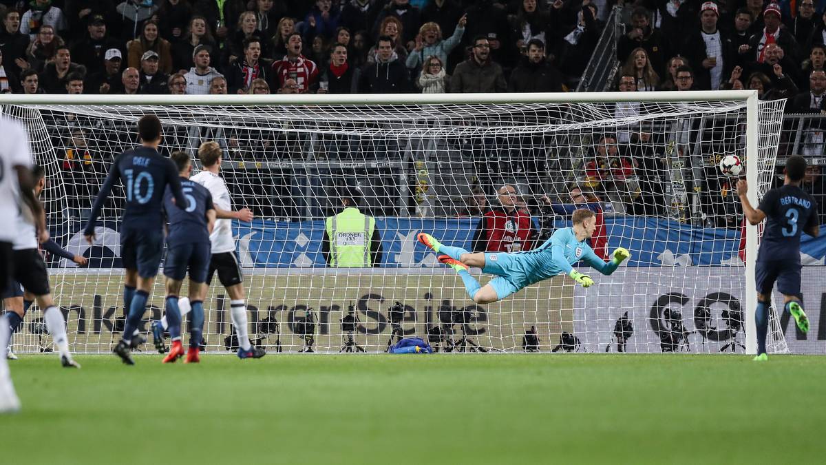 22. MÄRZ 2017: Dieses Drehbuch hätte man nicht besser schreiben können: Lukas Podolski nagelt den Ball gegen England in den rechten Winkel - und das in seinem letzen Länderspiel 