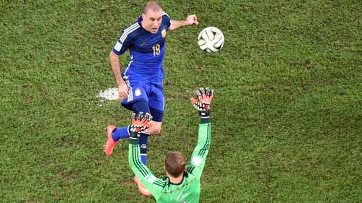 Auf der anderen Seite ist Palacio nach einem Patzer von Hummels völlig frei und lupft den Ball über den herausstürmenden Neuer, aber die Kugel geht knapp neben das Tor
                  