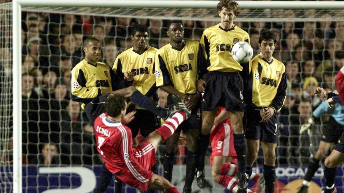 Doch Michael Tarnat und Mehmet Scholl schießen die Bayern zum 2:2 Endstand. Vor allem Scholls Freistoßtor mit Ausrutscher verdient das Prädikat besonders wertvoll