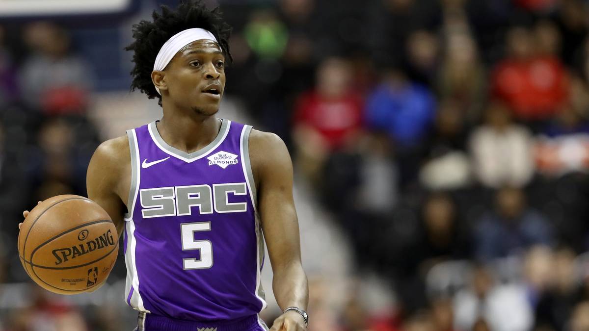 MOST IMPROVED PLAYER - DE'AARON FOX: Der Aufbauspieler der Sacramento Kings legte im Vergleich zu seiner Rookie-Saison signifikant zu. Seine Punkte steigerte er von 11,6 auf 17,3 pro Spiel, bei den Assists legte er im Schnitt 7,3 pro Partie auf und war eine der ersten Optionen der Kings in der Offensive - zum Titel wird es wohl nicht reichen