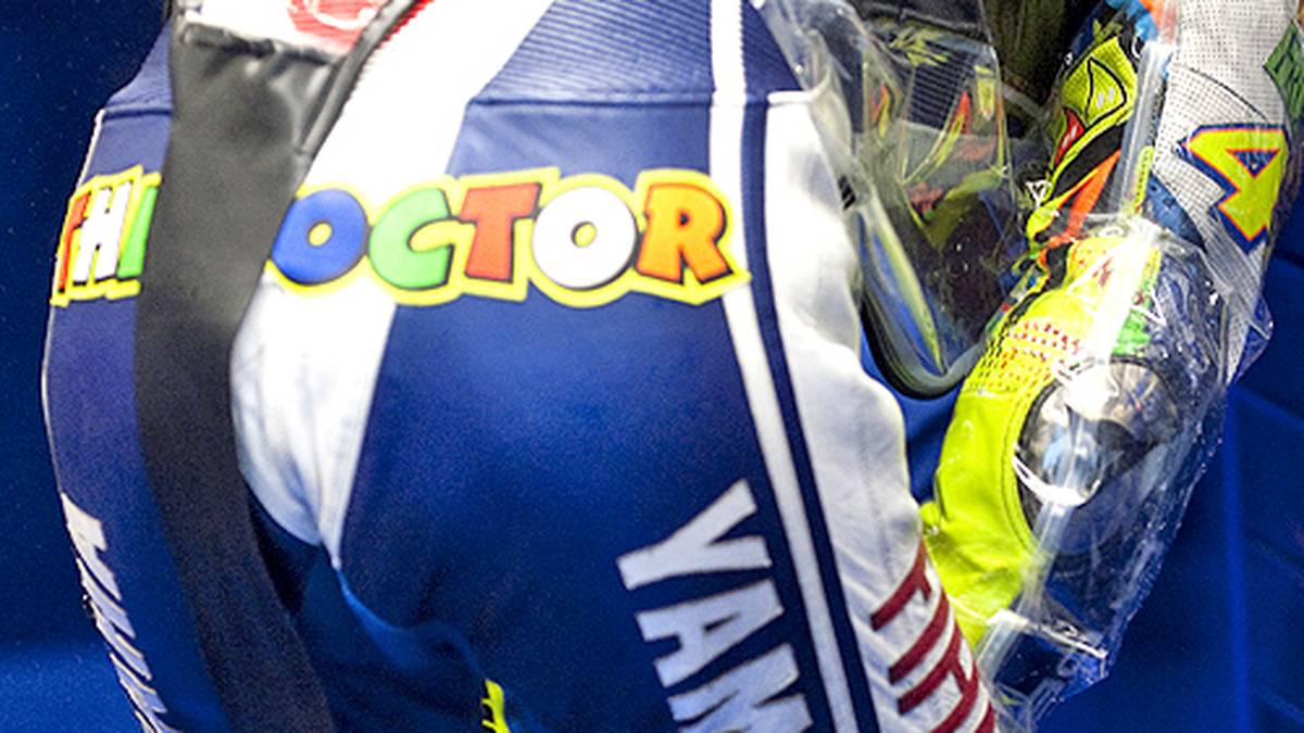 Die vielen Triumphe bringen Valentino Rossi schnell einige Spitznamen ein. Von den Fans wird der Italiener auch liebevoll "The Doctor", "Vale", Valentinik", "The GOAT" (Greatest Of All Times) oder "Rossifumi" genannt. Den Namen "The Doctor" lässt sich Rossi sogar auf seinem Rennanzug anbringen
