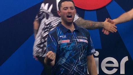 Luke Humphries triumphiert im Halbfinale des Darts World Grand Prix und gewinnt gegen Danny Noppert mit 5:3.
