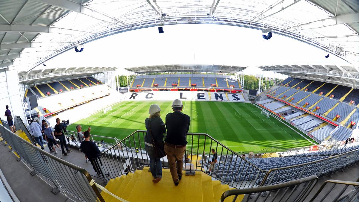 Stade Bollaert-Delelis in Lens: Das Stade Bollaert ist für deutsche Nationalmannschaften nicht unbekannt. Bei der EM 1984 gewann das DFB-Team in der Vorrunde 2:1 gegen Rumänien. Bei der WM 1998 spielten Klinsmann, Bierhoff und Co. hier 2:2 gegen Jugoslawien.
Kapazität: 35.000 Zuseher
Eröffnung: 18. Juni 1933
Mannschaften: RC Lens
Kosten: 78 Mio € (Umbau 2014 – 2015)

