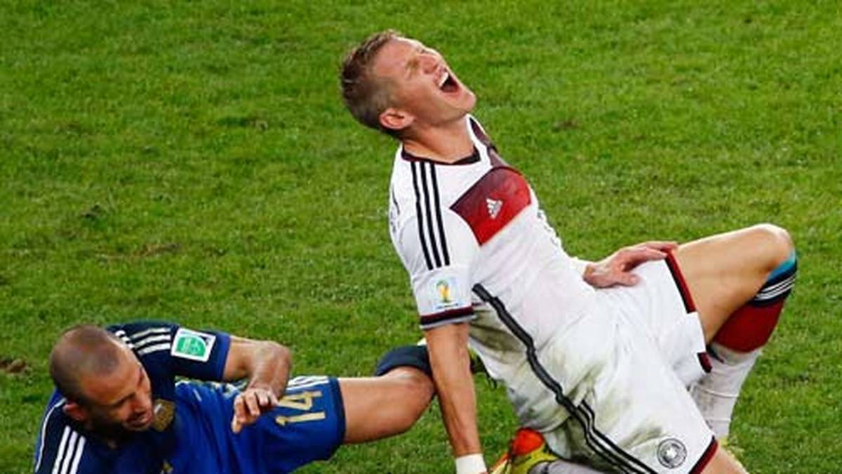 Argentinien verteidigt mit allem Mitteln. Erst holt Mascherano Schweinsteiger von den Schlappen, und dann...
                  