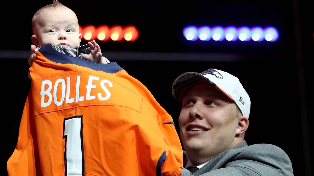 ...und feiert seinen Pick mit seinem Baby mit der aus König der Löwen bekannten Pose