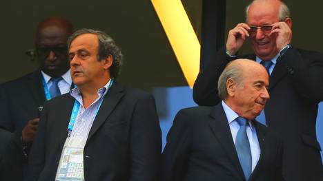 Michel Platini (r.) hat FIFA-Präsident Sepp Blatter (r.) empfohlen, zurückzutreten