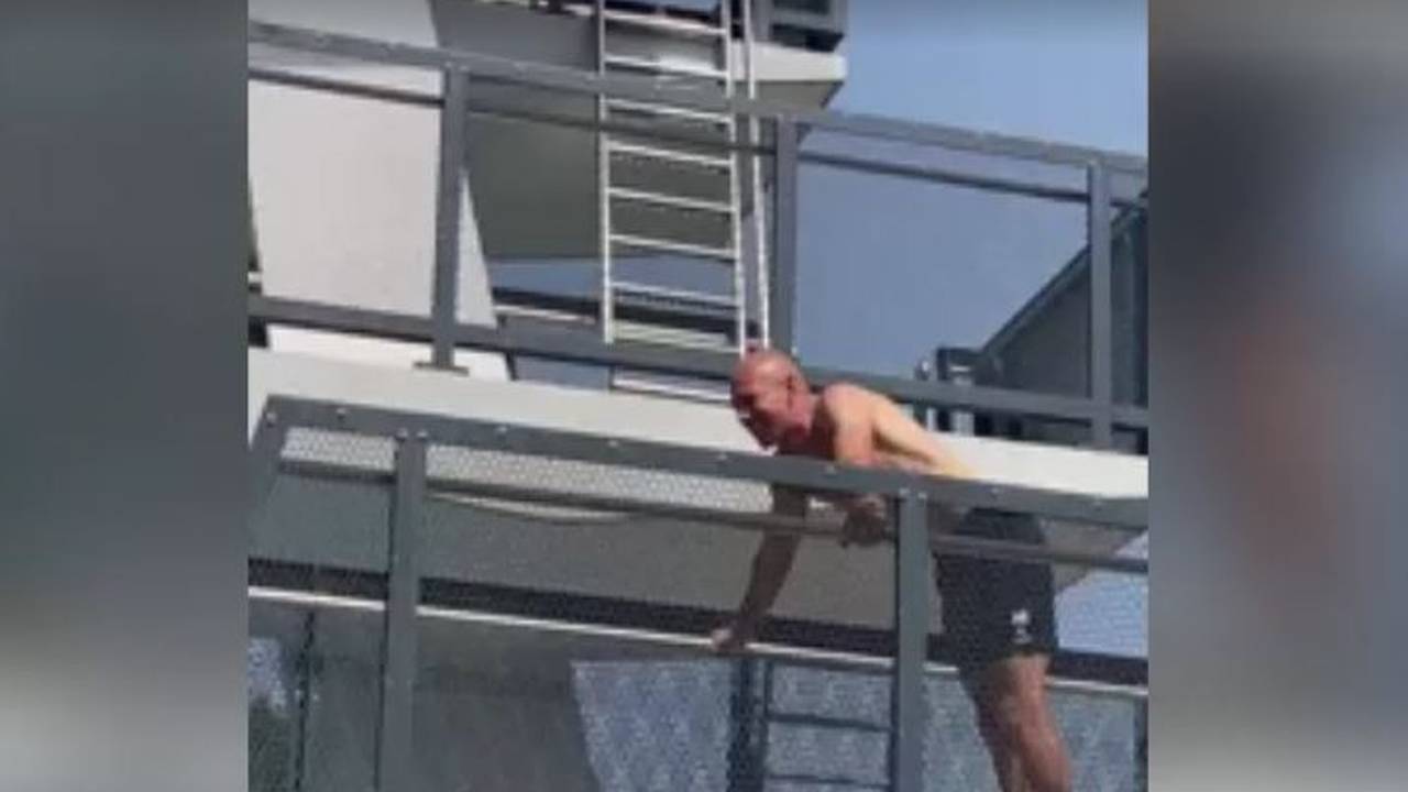 Ex-Bayern-Star Arjen Robben überrascht Gäste in einem Freibad in Paderborn