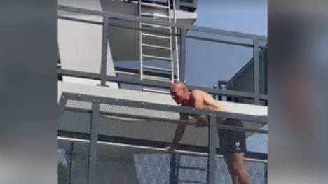 Was macht ein Superstar in Paderborn. Zum Erstaunen vieler Gäste wurde Ex-Bayern-Star Arjen Robben in einem Freibad in der Stadt in NRW gesichtet.