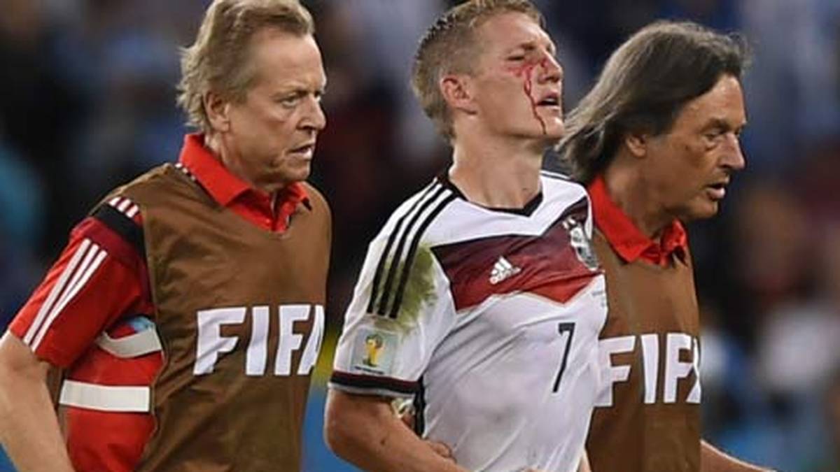 Schweinsteiger und der DFB schaffen es bis ins Finale gegen Argentinien. Der Stratege im Mittelfeld muss über 120 Minuten einstecken. Aber selbst ein wilder Ellenbogencheck von Sergio Agüero kann Schweinsteiger nicht stoppen
                  