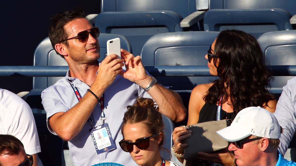 Fußballstar Frank Lampard hat auf der Tribüne derweil etwas anderes im Blick