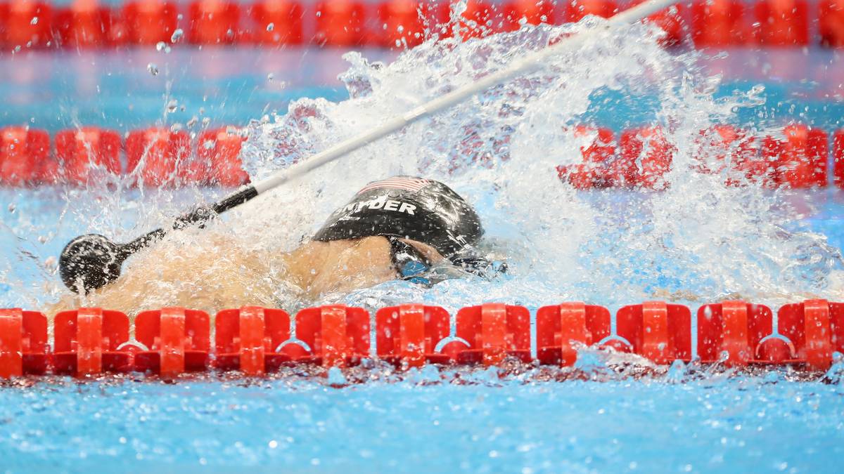 Eine Stange weist dem blinden US-Amerikaner Bradley Snyder den Weg durch das Becken. Snyder holte für die USA in Rio einmal Silber