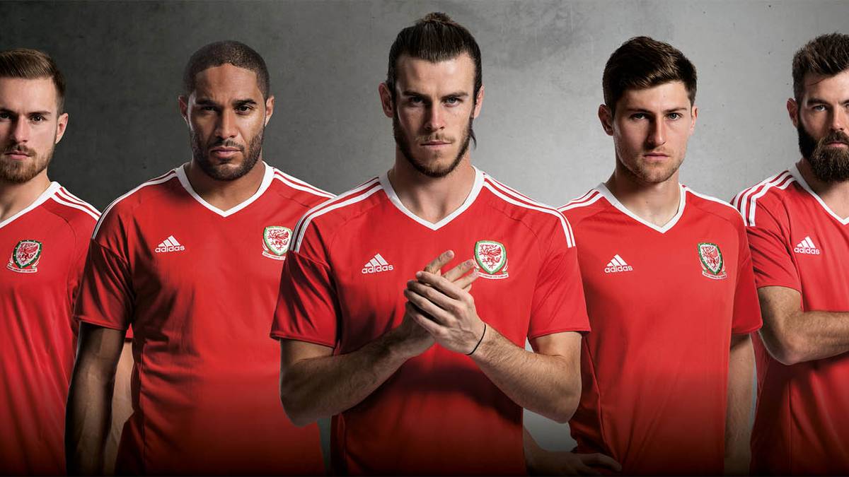 WALES: Das Trikot von Wales ist ganz klassisch: Rot mit weißen Streifen und V-Ausschnitt