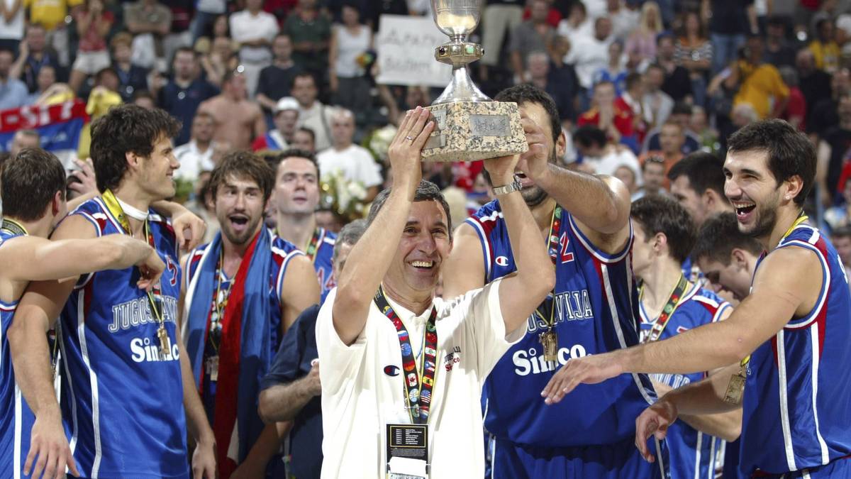 ... ehe 2002 der WM-Titel folgt. Im Endspiel zwingen die Jugoslawen Argentinien in die Knie