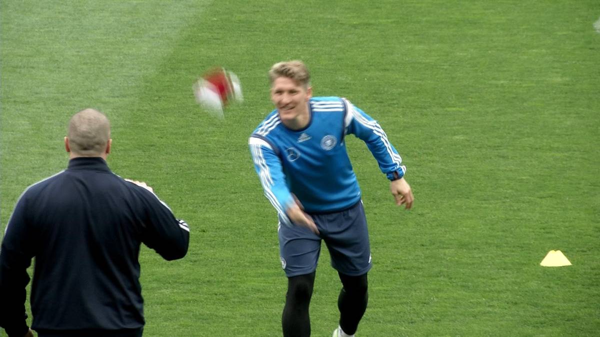 Ein gezielter Wurf zum Betreuer am Spielfeldrand - und weiter geht's mit der Einheit