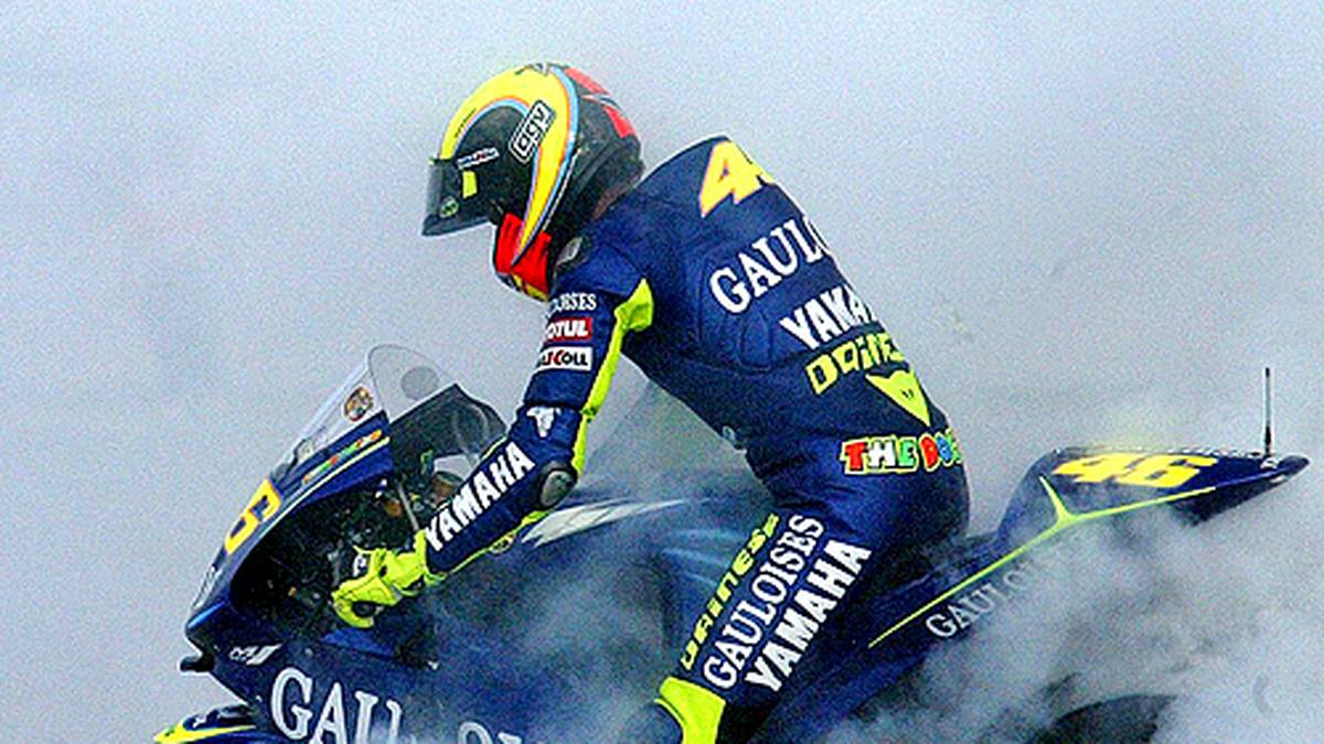 Mit Honda gewinnt Rossi alle Titel, die es zu holen gibt. Im Jahr 2004 sucht der Italiener daher eine neue Herausforderung bei Yamaha. Die Begründung für den Wechsel: "We won in the wet, we won in the dry. We don't have the motivation anymore."