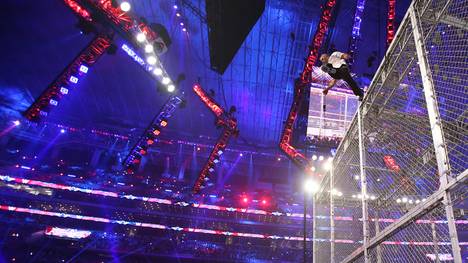 Shane McMahon sprang 2016 in seinem WrestleMania-Match vom Hell-in-a-Cell-Käfig