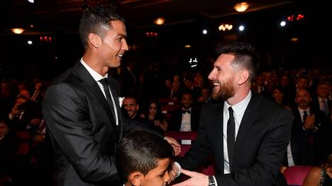 Im Oktober musste Lionel Messi (r.) Cristiano Ronaldo zum Gewinn des FIFA Awards gratulieren