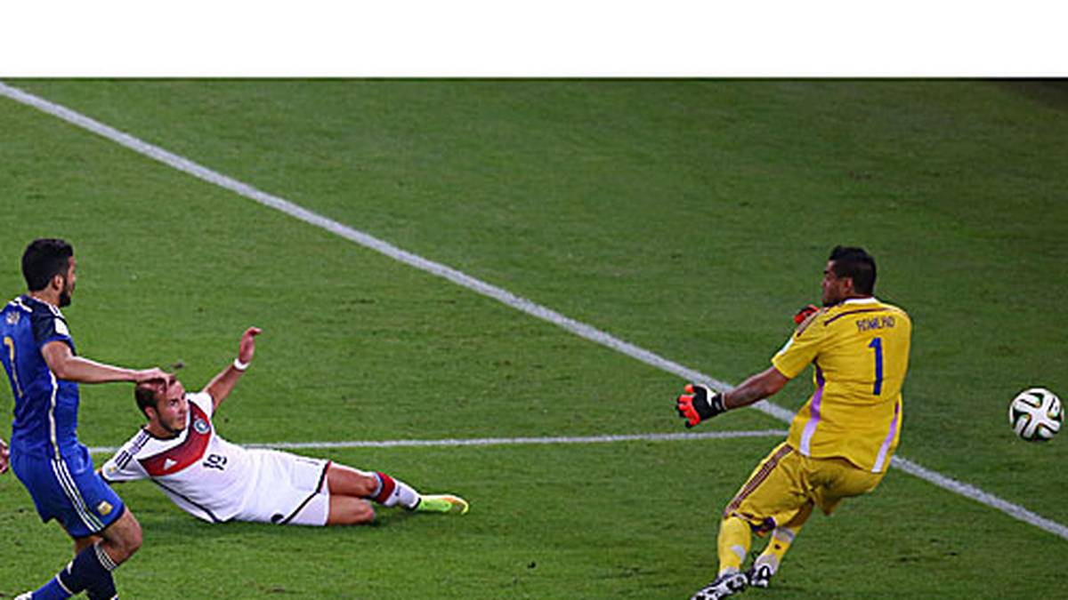 ...und direkt mit dem linken Fuß an Romero vorbei ins Tor legt
                  