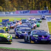 Das ADAC GT Masters startet am Hockenheimring in die neue Saison. Für Porsche wird es ein besonderes Wochenende. Auf SPORT1 können Sie alle Rennen LIVE verfolgen.