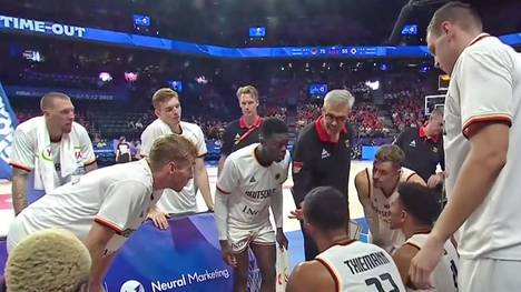Eigentlich läuft es für die deutsche Basketball-Nationalmannschaft beim WM-Auftakt gegen Japan ziemlich rund. In einer Auszeit herrscht trotzdem reger Diskussionsbedarf - und es fallen deutliche Worte.