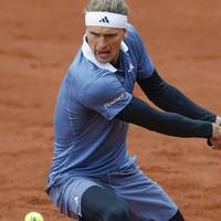 Der an Nummer eins gesetzte Alexander Zverev steht nach zwei langen Regenunterbrechungen erstmals seit 2021 im Viertelfinale des ATP-Turniers in München. Nach dem Spiel eilt Zverev von der Anlage in Richtung Allianz Arena. 