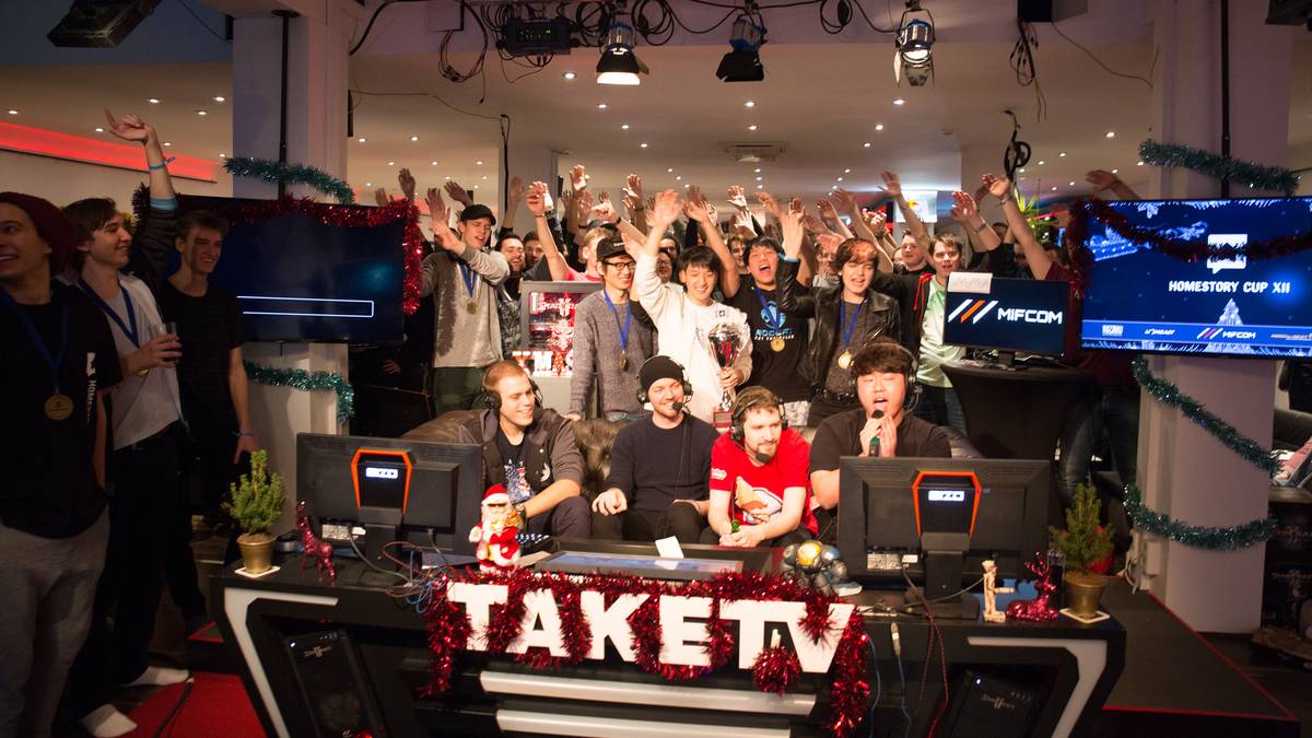 Pro-Gamer können scheinbar singen. MC bei seiner Live-Performance von "Let
it go" zum Abschied von MMA aus der Pro-Szene.