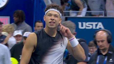 Ben Shelton lässt Stefanos Tsitsipas im Achtelfinale der US Open keine Chance. Gegen den Griechen gewinnt der US-Amerikaner klar in drei Sätzen und trifft nun im Viertelfinale auf Carlos Alcaraz. 
