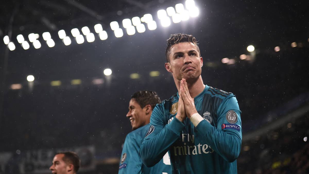 Juves Fans applaudieren dem Portugiesen nach seinem Traumtor, dieser bedankt sich artig