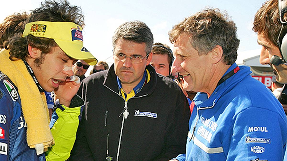 Zusammen mit Cheftechniker Jeremy Burgess (r.) schafft Rossi auch bei Yamaha prompt die Titelverteidigung. Burgess gelingt es aus einem eigentlich unterlegenen Renngefährt ein konkurrenzfähiges Motorrad zu machen