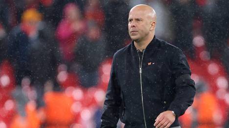 Ruud Gullit verteidigt Arne Slot deutlich und nennt eine mögliche Entlassung „absurd“. Nach dem Titelgewinn im Vorjahr und schwierigen Umständen müsse man ihm weiter vertrauen.