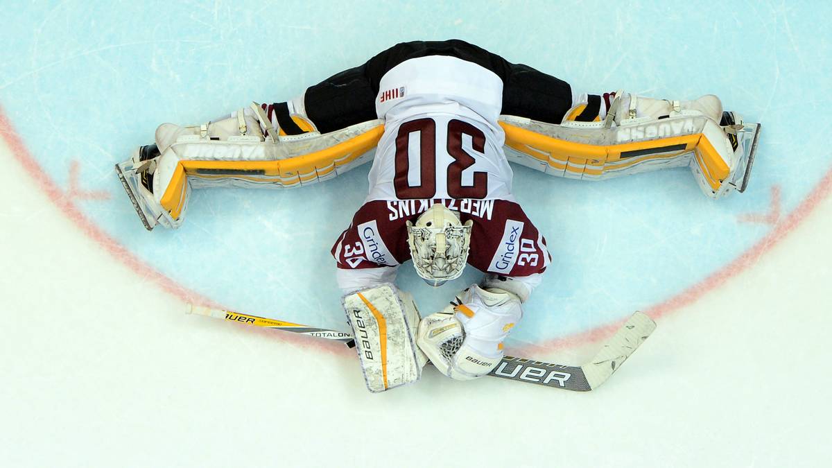 Vor dem Penalty-Schießen macht der lettische Goalie noch kurz ein paar Dehnübungen. Am Ende hilft es trotzdem nichts und seine Mannschaft verliert mit 2:3