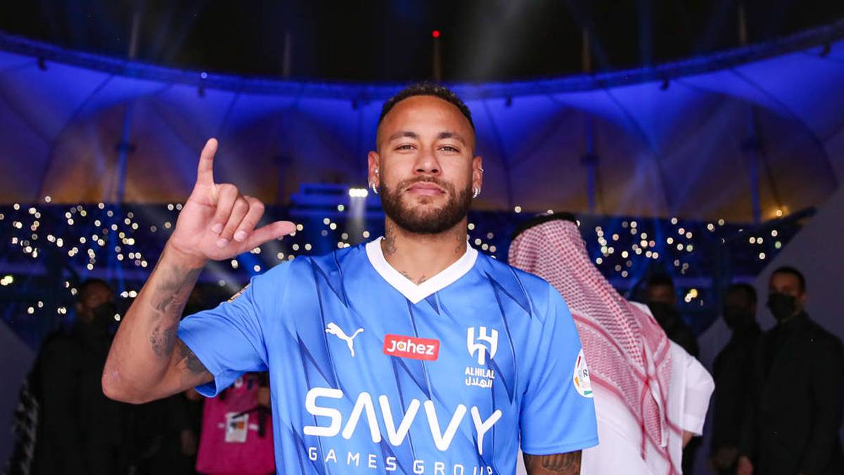Das größte Ausrufezeichen des Sommers: Neymar wechselte für 90 Millionen Euro zu Al-Hilal. Bei PSG hatte der Brasilianer eine Freigabe bekommen. Durch seinen neuen Vertrag verdient er 100 Millionen Euro im Jahr.