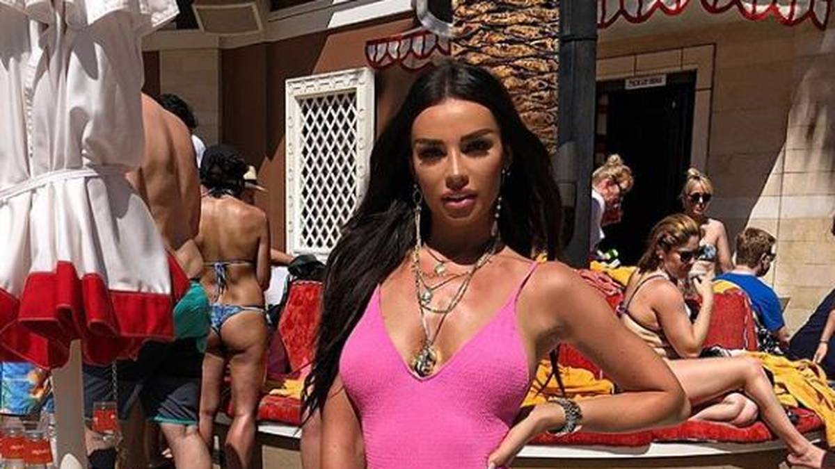 Heiße Pose im knappen Badeanzug. Hier posiert Ruby Mae, Freundin von England-Juwel Dele Alli äußerst freizügig. 