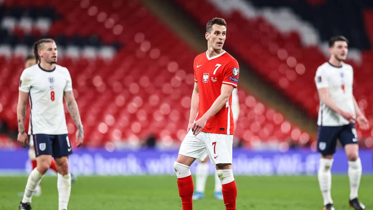 Auswärts spielen die Polen in roten Trikots mit weißen Hosen.