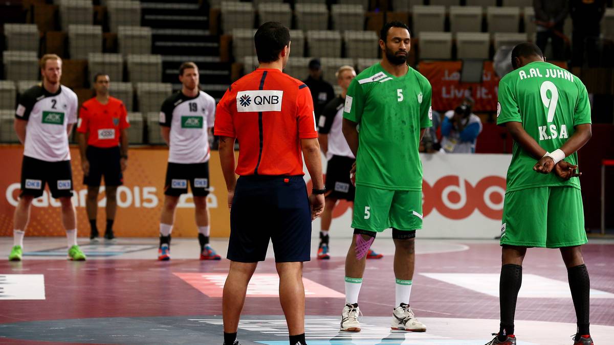 Bevor es bei der WM zwischen Deutschland und Saudi Arabien rund geht, gibt es eine Schweigeminute für den verstorbenen König Abdullah 