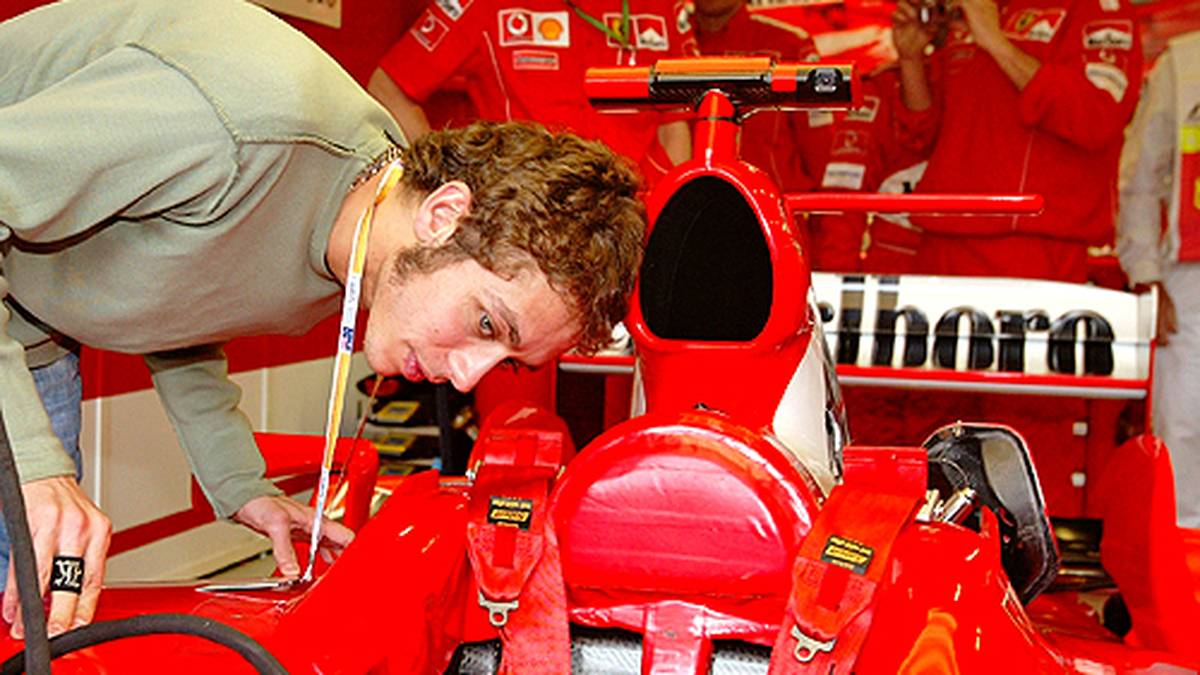 Immer wieder keimen Gerüchte über einen Wechsel Rossis in die Formel 1 auf. 2004 fährt "The Doctor" einige Testrunden mit dem Ferrari und ist nur gut 1,5 Sekunden langsamer als Michael Schumacher. Doch angeblich lehnt Rossi ein hochdotiertes Vertragsangebot der Scuderia ab 