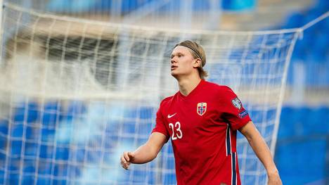 Erling Haaland hat mit Norwegen eine empfindliche Pleite gegen die Türkei kassiert. Die Kritik am BVB-Stürmer fällt scharf aus.