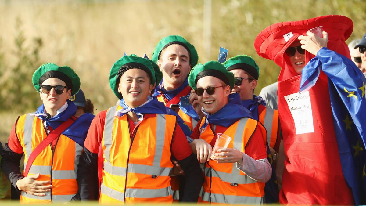 Andere Schaulustige tragen wiederum Warnwesten. Nicht ganz zu unrecht, immerhin fliegen hier ja harte Golfbälle durch die Gegend