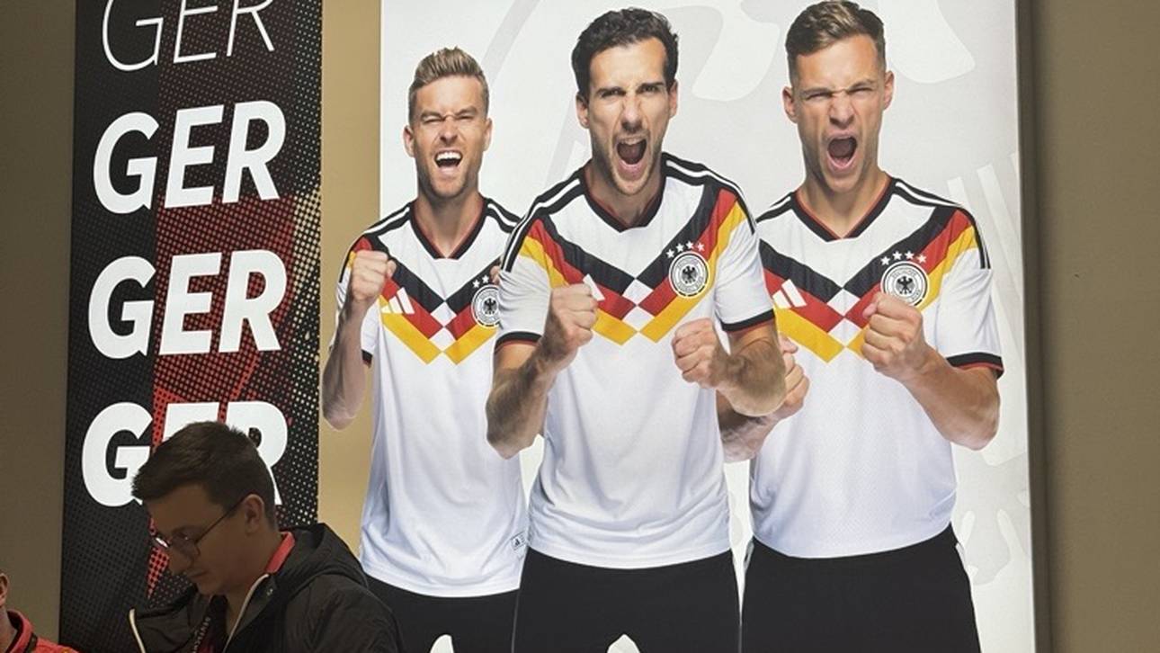 Im VIP-Eingang der Leipziger Red Bull Arena: Der nicht nominierte Maximilian Mittelstädt mit den Bayern-Spielern Leon Goretzka und Joshua Kimmich