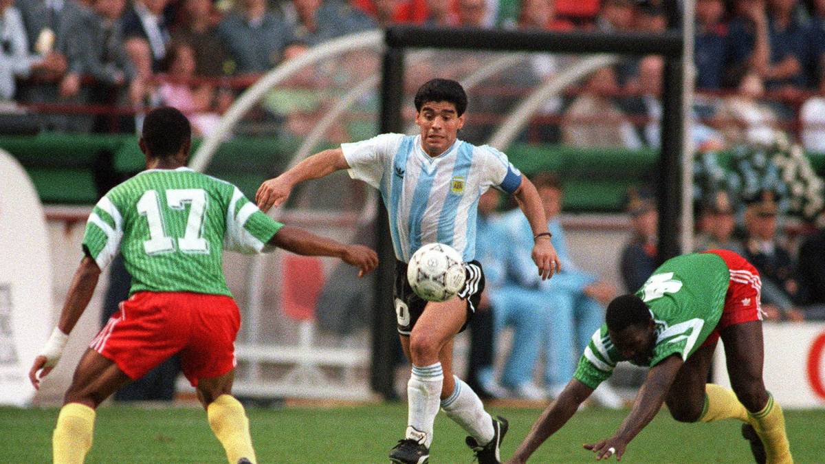 WM 1990: ARGENTINIEN - KAMERUN 0:1 - Weltmeister und Eröffnungsspiel - das passt irgendwie nicht richtig zusammen. Trotz Superstar Diego Maradona verlieren die Argentinier in Mailand sensationell mit 0:1 gegen den afrikanischen Außenseiter Kamerun