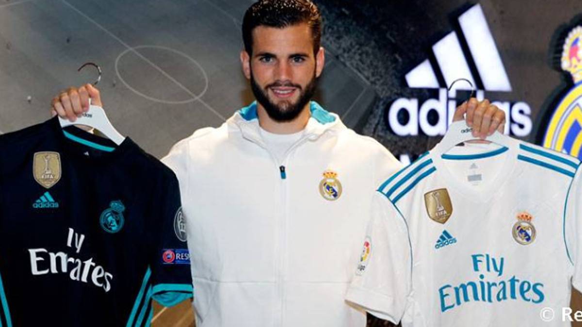 Innenverteidiger Nacho präsentiert die beiden Trikots mit sichtlichem Stolz