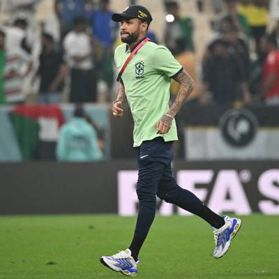 Der Einsatz des brasilianischen Superstars Neymar im Achtelfinale der Fußball-WM in Katar ist noch offen.