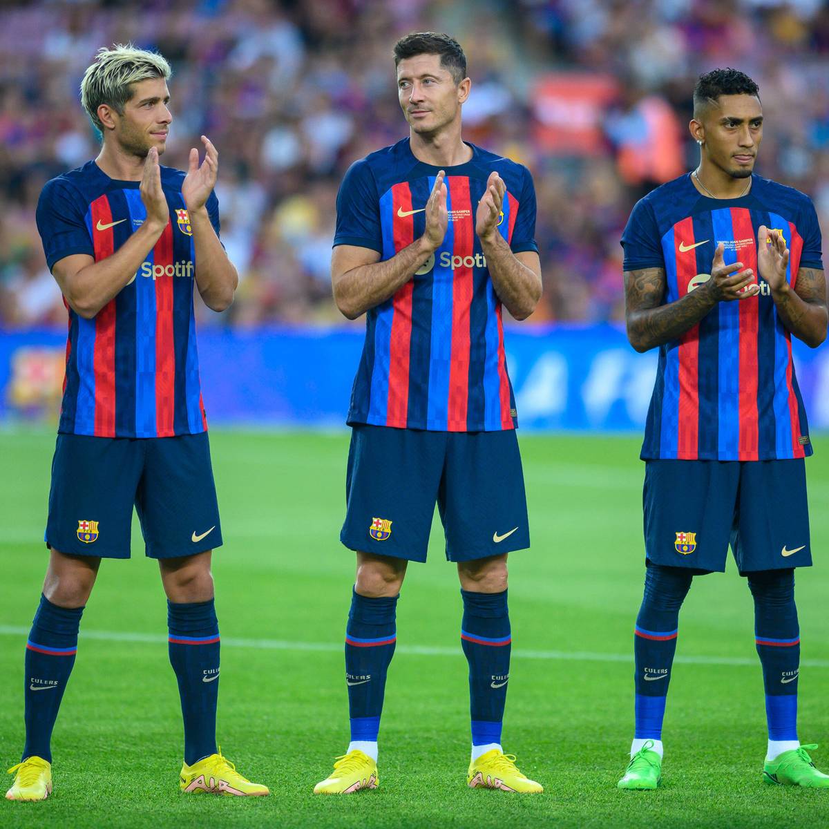 Der FC Barcelona rüstet den Kader mit Top-Stars auf, obwohl der Verein hochverschuldet ist. Das sorgt für Kritik. Ein Ex-Profi macht Barca nun schwere Vorwürfe.