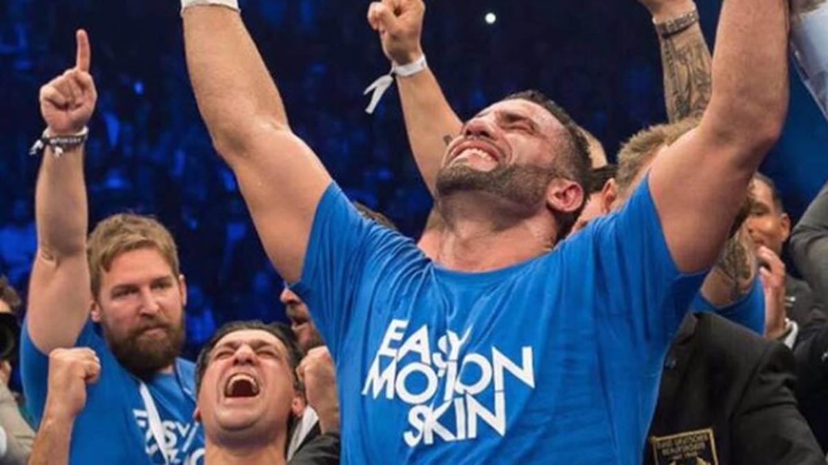 Am 25. November besiegt Charr den Russen einstimmig nach Punkten und wird erster arabisch-stämmiger Weltmeister im Schwergewicht. Nach dem Kampf widmet er seinen Titel Deutschland