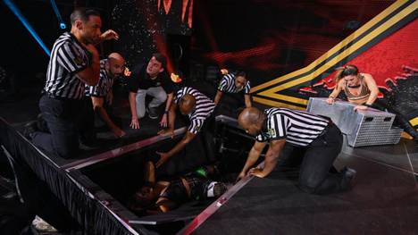 Raquel Gonzalez (r.) besiegte Rhea Ripley bei WWE NXT in einem Last Woman Standing Match