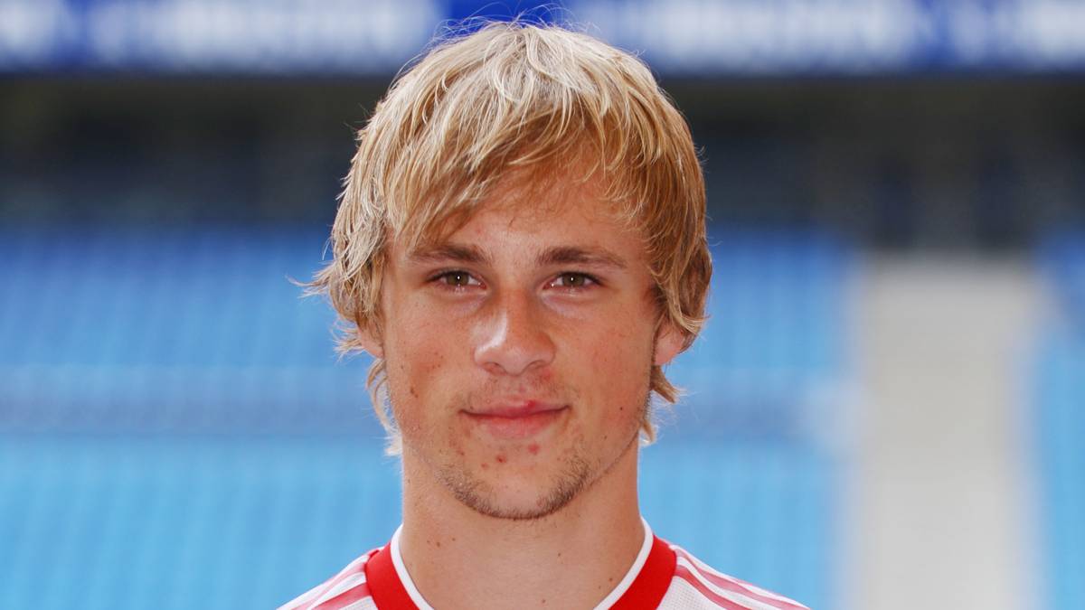 MAXIMILIAN BEISTER: Er kam 2004 als 14-Jähriger vom VfL Lüneburg zum Hamburger SV. Zur Saison 2009/10 unterschrieb er seinen ersten Profivertrag und feierte im November 2009 sein Profidebüt. Auf dem blitzschnellen Rechtsaußen ruhten große Hoffnungen. Den Durchbruch schaffte er jedoch erst einmal nicht...